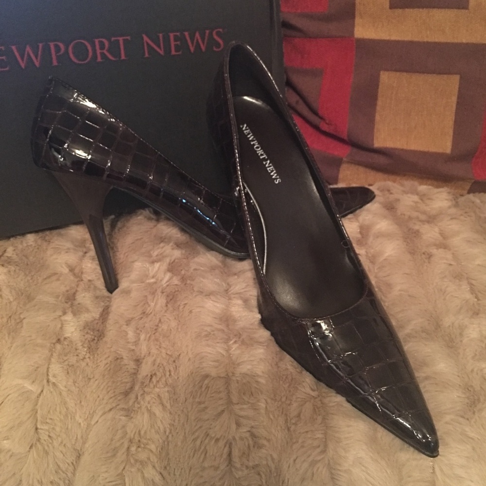 Newport News 9 Brown Crocodile Print Pump